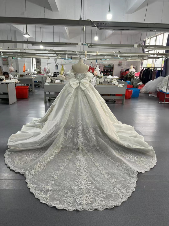 韓国風ビジューウエディングドレス シアーな美しさ ベアトップ　豪華なトレーン 抜群のおしゃれ見え XL 身長 ドレス