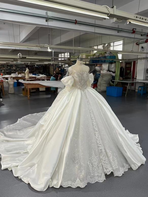 韓国風ビジューウエディングドレス シアーな美しさ ベアトップ　豪華なトレーン 抜群のおしゃれ見え XL 身長 ドレス