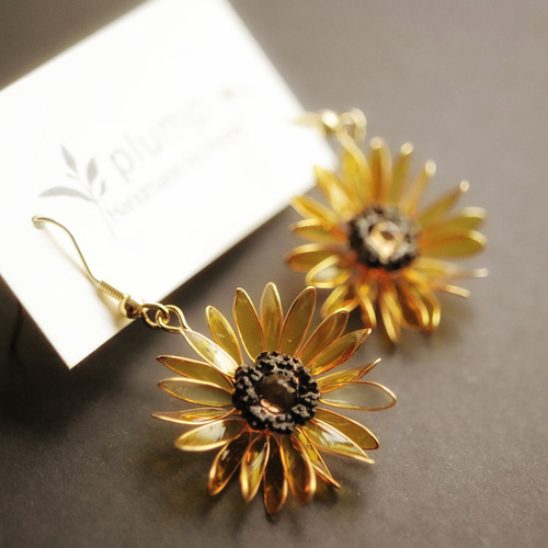 no.148 淡色ひまわりビジューピアス　イヤリング　和風　ハンドメイド　着物 ひまわりのピアス/イヤリング ピアス（スタッド・一粒） irohana