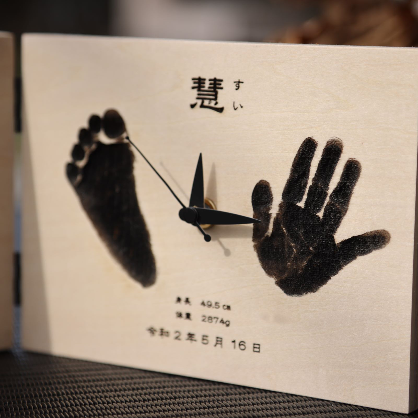 両親贈呈品 ★ 手形足型彫刻 木製フォトフレーム/ 記念写真 / 命名書【Z】