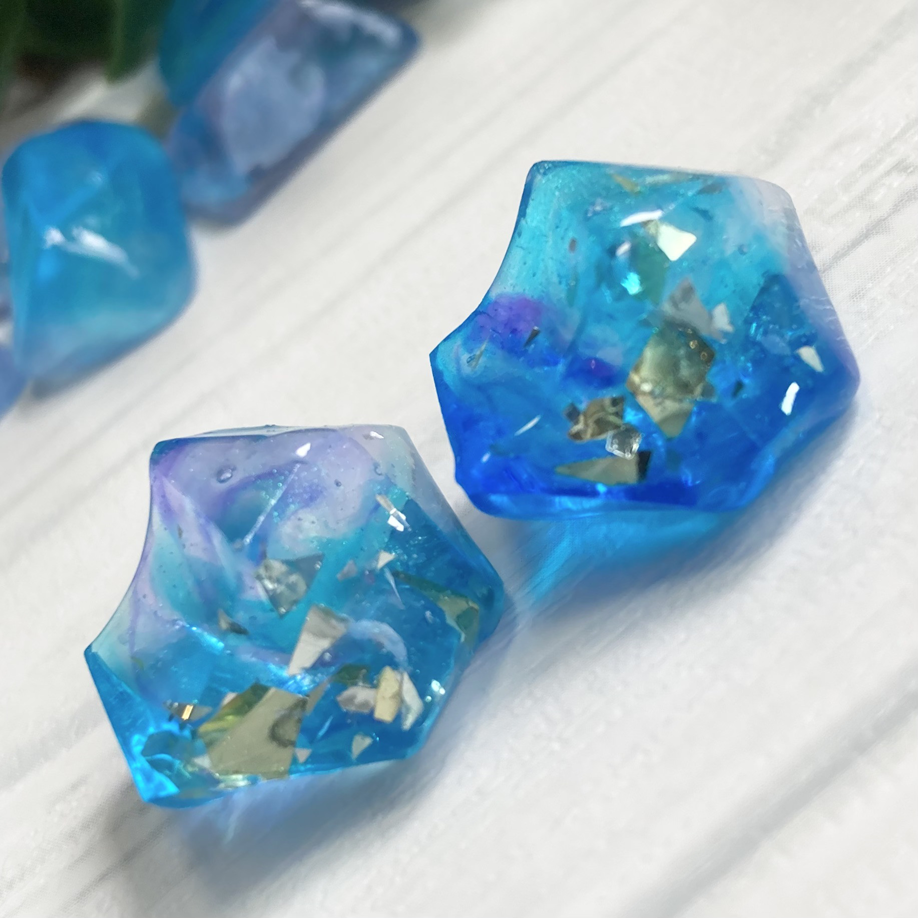 【608】青い蝶のピアス／イヤリング／鉱石形／レジン 608】青い蝶のピアス／イヤリング／鉱石形／レジン