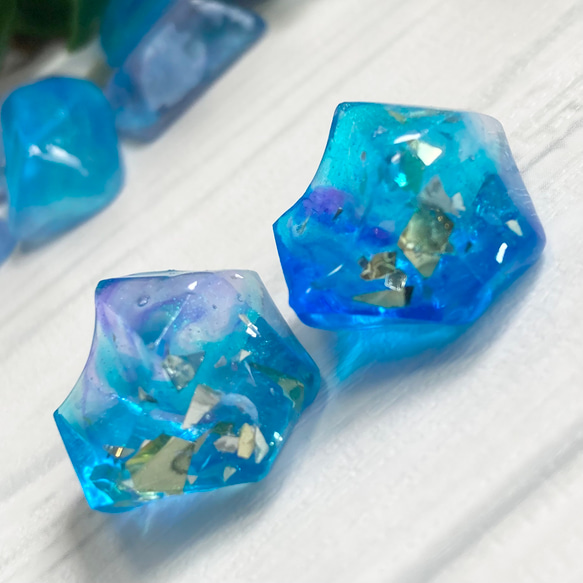 天然鉱石みたいな青いレジンアクセサリー ネックレス・片耳ピアス