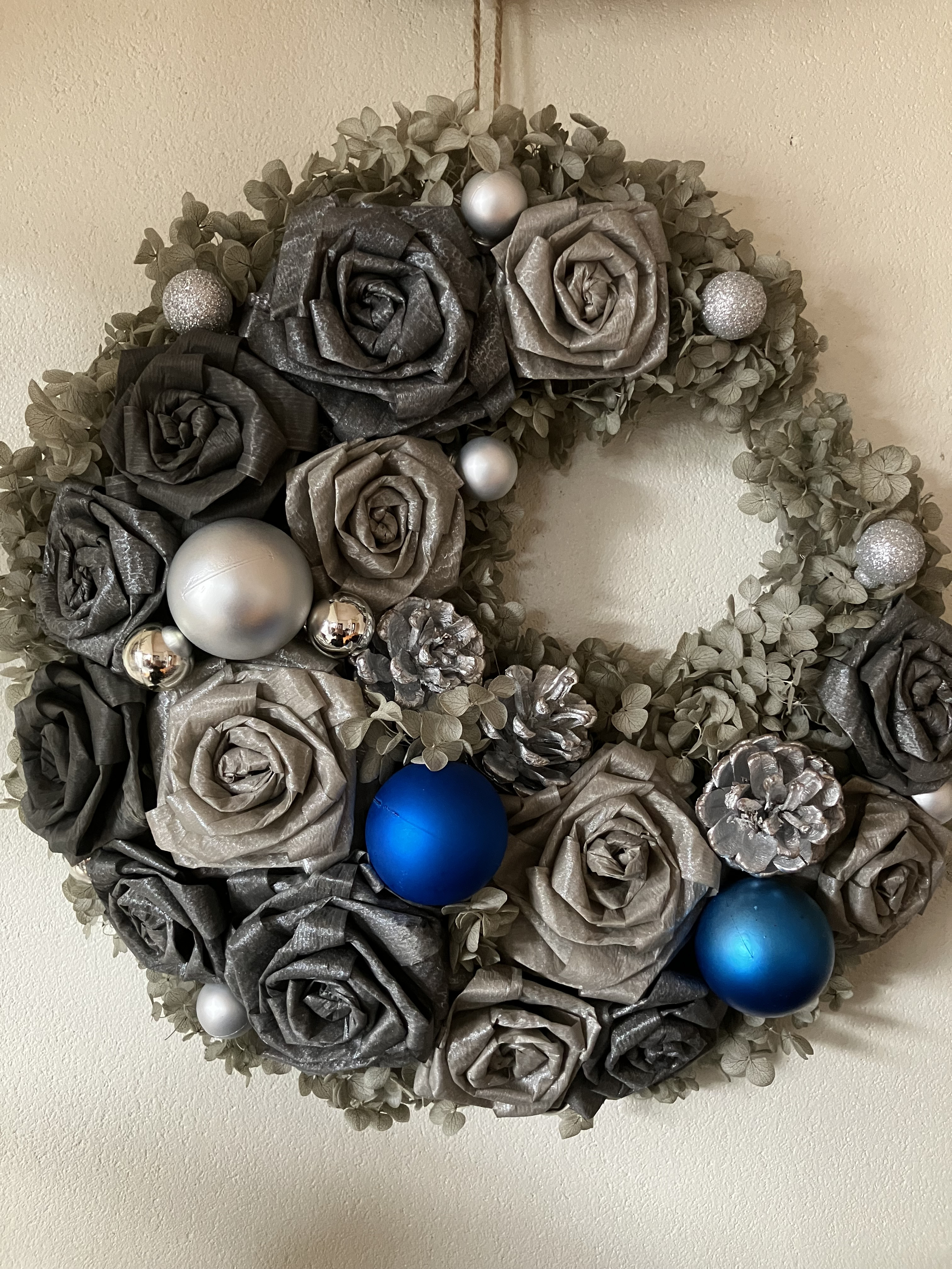 黒のウッドフラワーとクリスタルブルーボールの三日月リース
