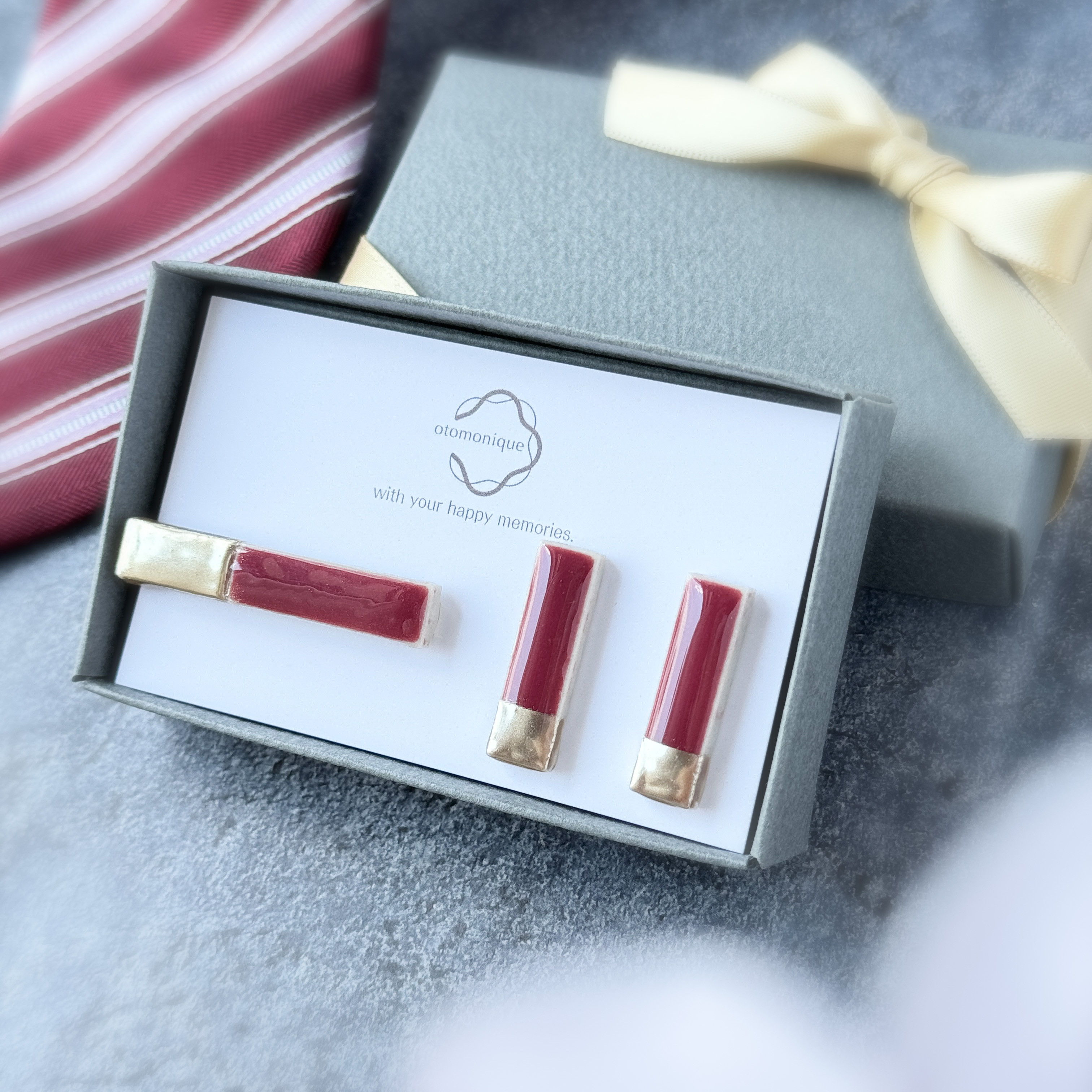 【2点セット】『結び』美濃焼ネクタイピンと美濃焼ピアス/イヤリング ペアアクセサリー｜ワインレッド×ゴールド 記念日