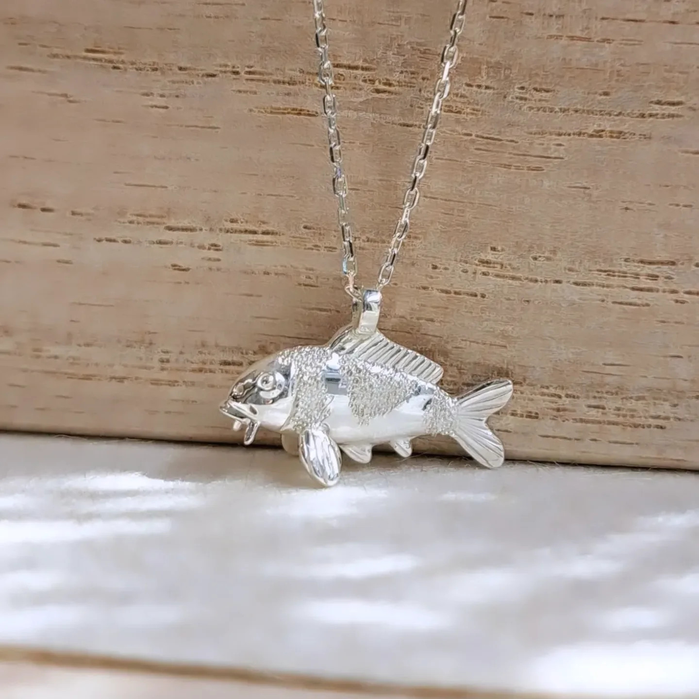 【 小さな 錦鯉 ネックレス】鯉ネックレス 鯉アクセサリー ニシキゴイ 魚 お祝い プレゼント 縁起物 京都
