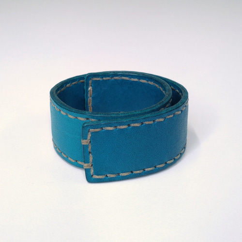 フリーサイズの太めレザーバングル 手染め/手縫い ターコイズブルー