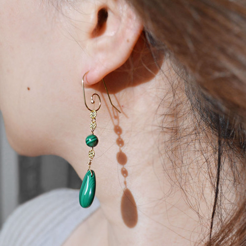 癒すフォレストグリーン』 大粒マラカイト 揺れるロングピアス 14kgf