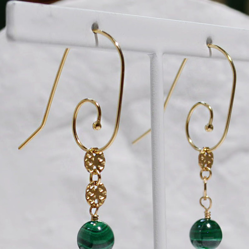 癒すフォレストグリーン』 大粒マラカイト 揺れるロングピアス 14kgf