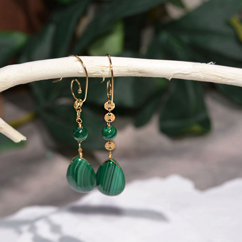 癒すフォレストグリーン』 大粒マラカイト 揺れるロングピアス 14kgf