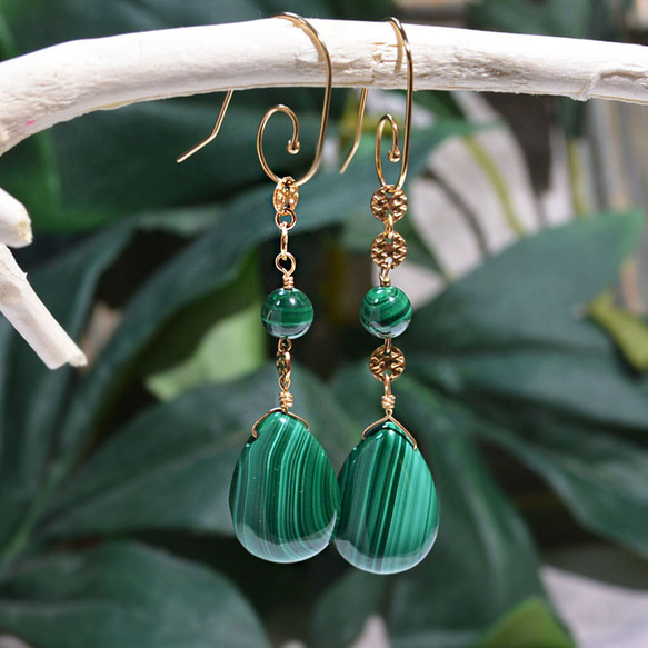癒すフォレストグリーン』 大粒マラカイト 揺れるロングピアス 14kgf