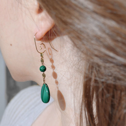 癒すフォレストグリーン』 大粒マラカイト 揺れるロングピアス 14kgf