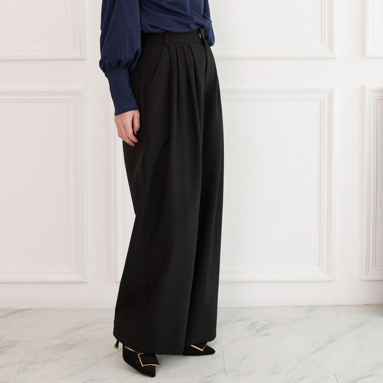 【洗濯可、通年着れる】プリーツタック ワイドパンツ  後ろウエストゴム 　【4サイズ】  ブラック　0635BK