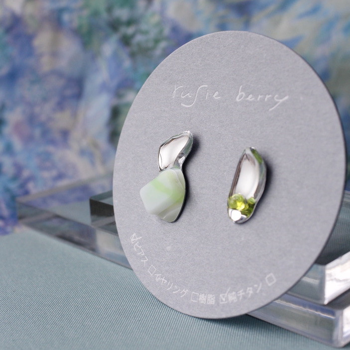 mirror series メロンソーダ　チェコガラス　一点物　透明感　鏡　ミラー　ウェーブ　金属アレルギーフリー