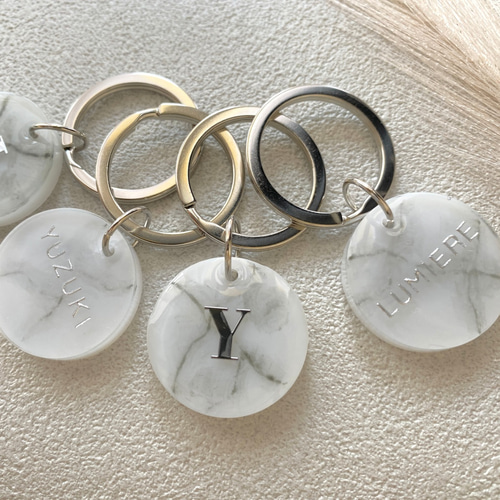 名入れ/文字入れ無料】大理石柄チャーム 丸 レジンキーホルダー