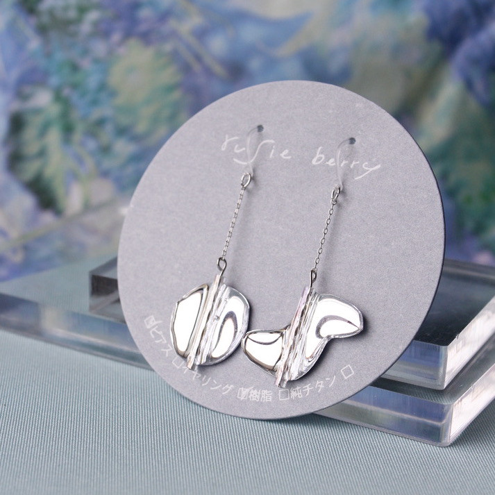 mirror series 揺れるウェーブ　1点物　うる艶　チェコガラス 透明感　鏡　ミラー　金属アレルギーフリー