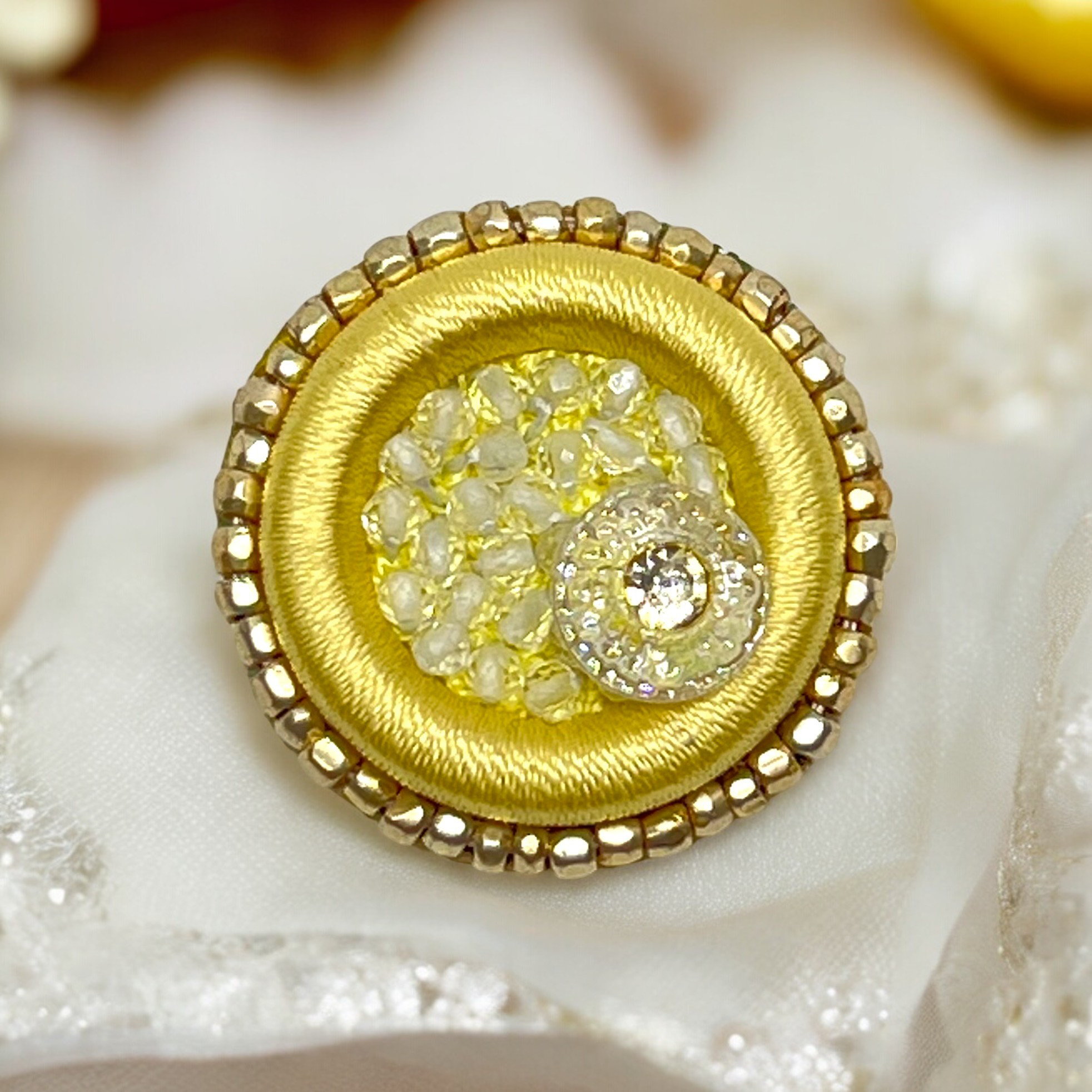 クリームイエロー刺繍ブローチ　l-bdzf033bro　★アートアクセサリー★
