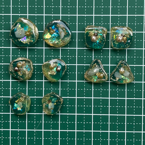 鉱石アゲート型のグリーンの耳飾り ピアス・イヤリング 派手すぎない