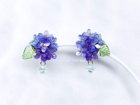 紫陽花と雫のピアス バイオレット×ブルー ピアス（スタッド・一粒