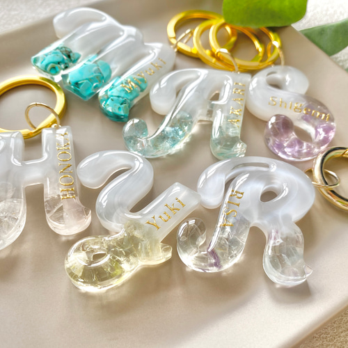 名入れ/文字入れ無料】天然石のイニシャルチャーム レジン