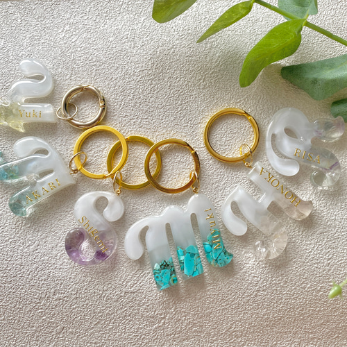 名入れ/文字入れ無料】天然石のイニシャルチャーム レジン