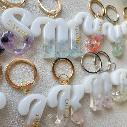 名入れ/文字入れ無料】天然石のイニシャルチャーム レジン