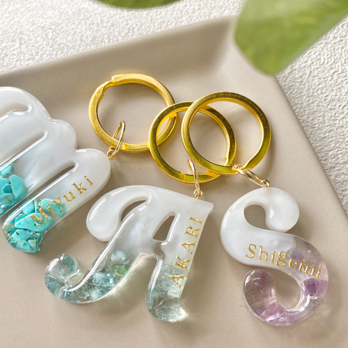 名入れ/文字入れ無料】天然石のイニシャルチャーム レジンチャーム