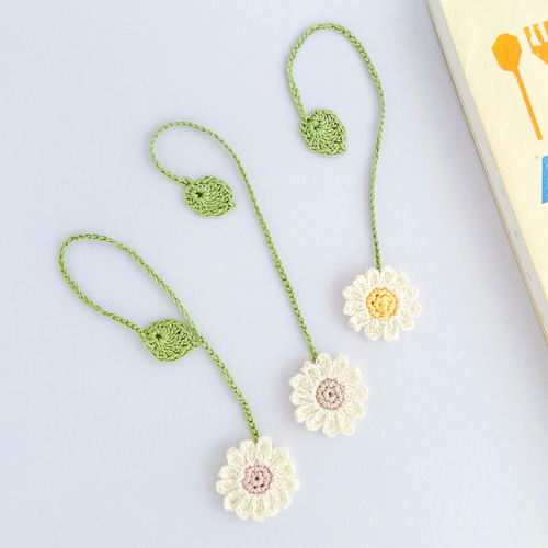 ハンドメイド　ブックマーカー　しおり　«No.292»　うさぎ　フラワー　お花 まんまるフラワーのブックマーカー しおり 手編み レース糸 しおり