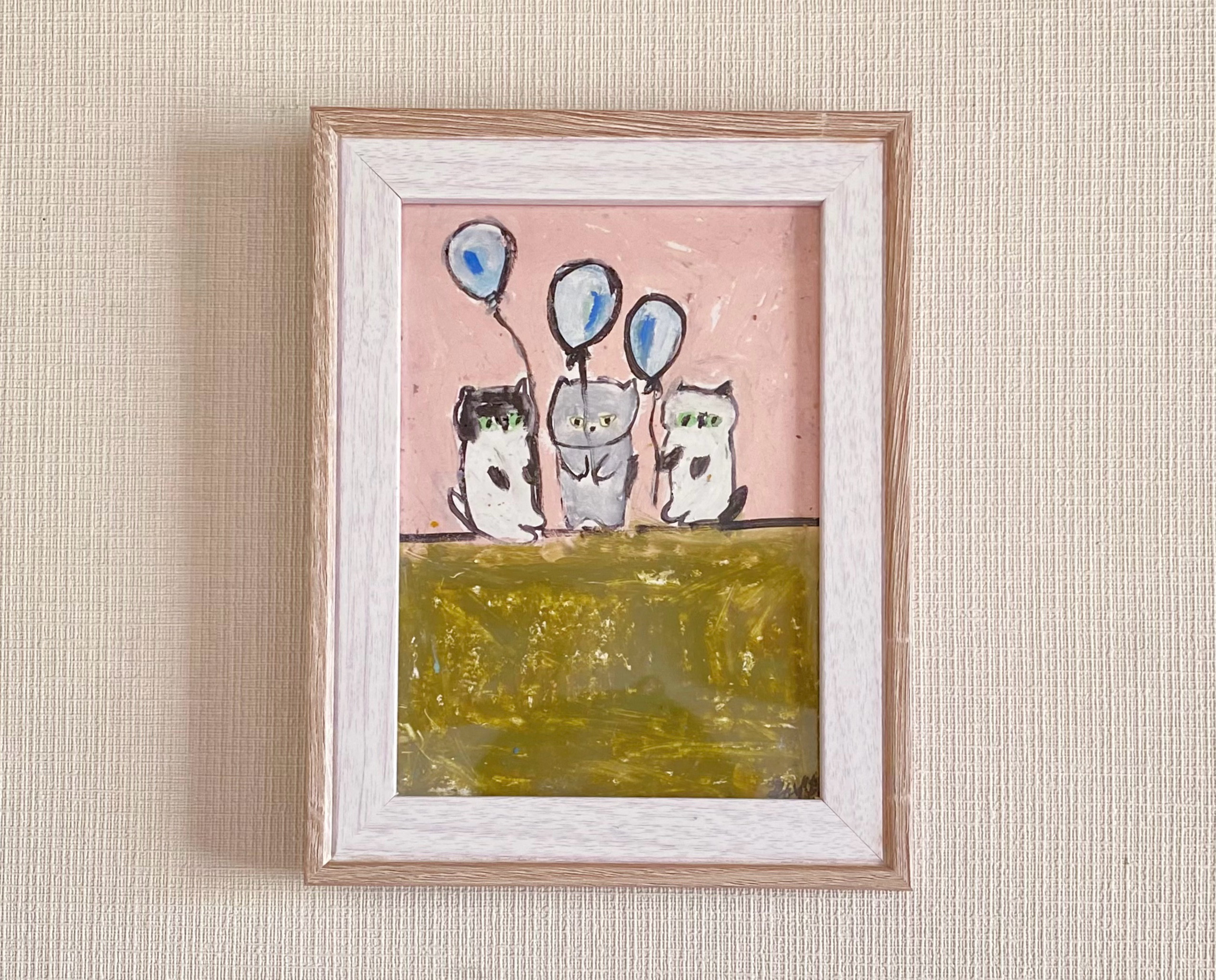 絵画。原画【3匹のかわいい猫が草の上で風船で楽しそうに遊んで