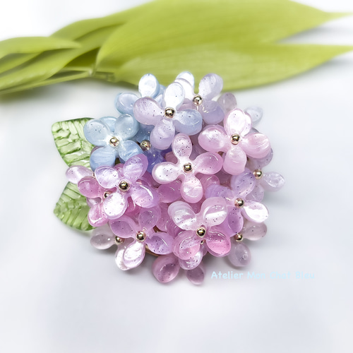 今が旬の紫陽花のブローチ　モーヴピンク系　優しいお色合い　ヴァンドームブティック 今が旬の紫陽花のブローチ モーヴピンク系 優しいお色合い