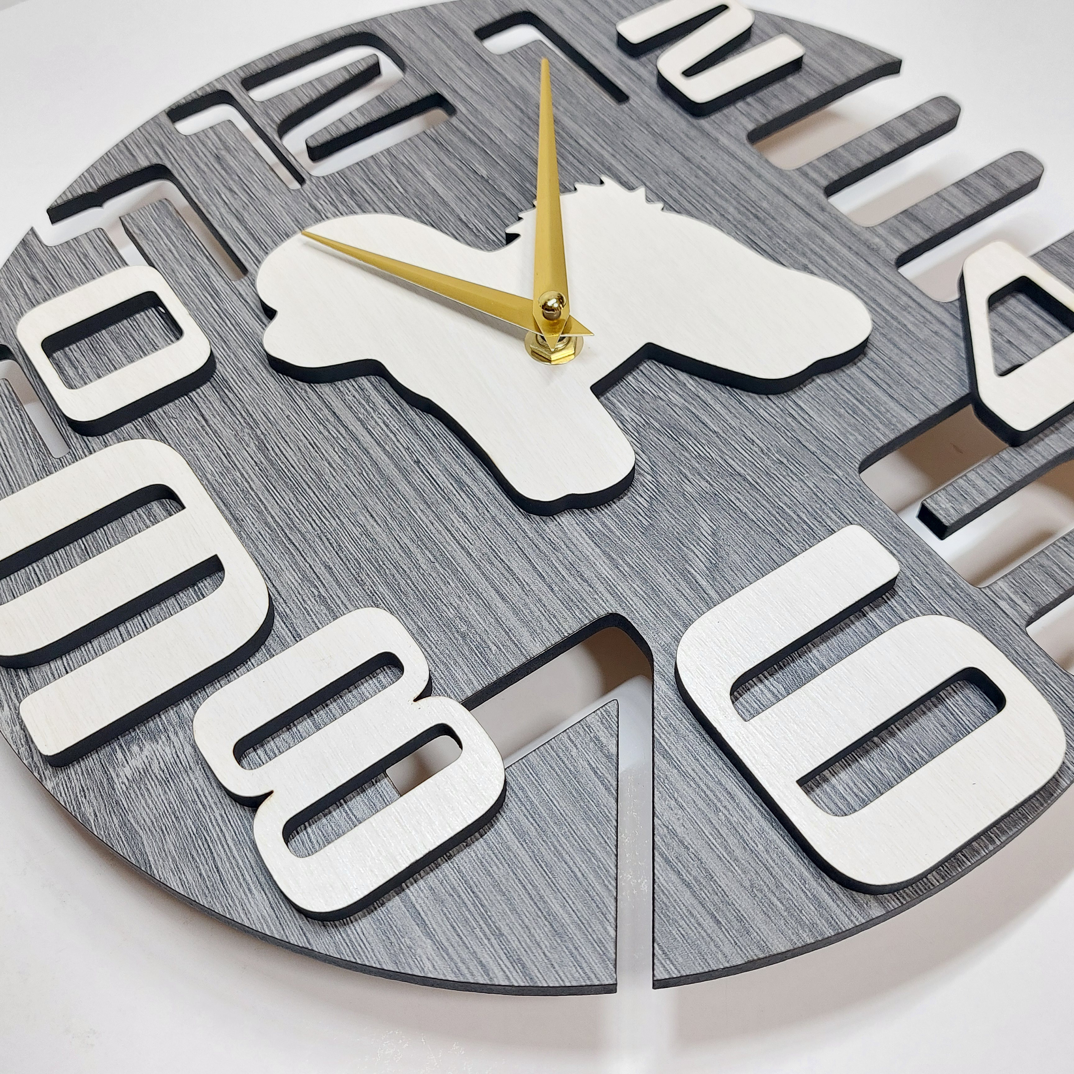 【期間限定値下げ3000円引き】【名入れ・文字入れ】　グレー木調3Dデザイン時計　ビションフリーゼ　白　 静音壁掛け時計