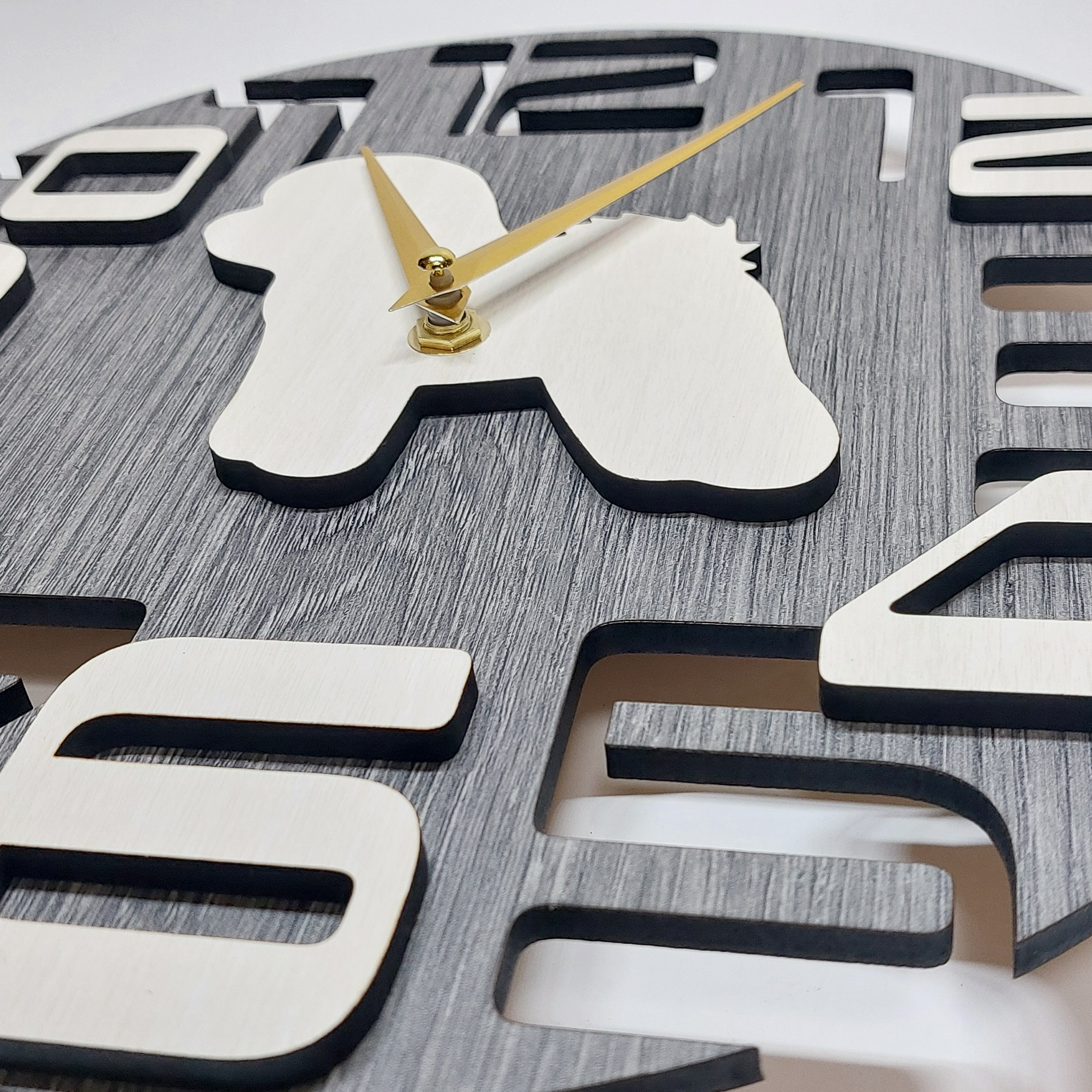 【期間限定値下げ3000円引き】【名入れ・文字入れ】　グレー木調3Dデザイン時計　ビションフリーゼ　白　 静音壁掛け時計