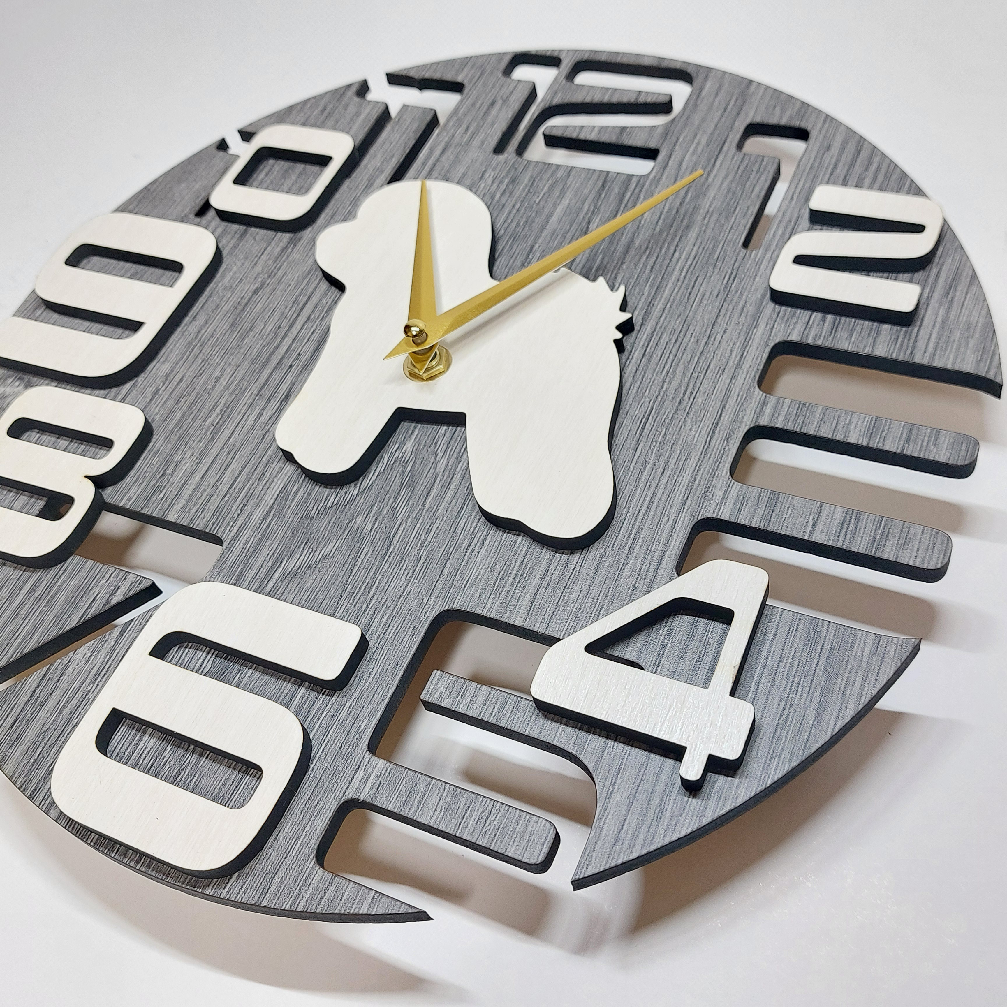 【期間限定値下げ3000円引き】【名入れ・文字入れ】　グレー木調3Dデザイン時計　ビションフリーゼ　白　 静音壁掛け時計