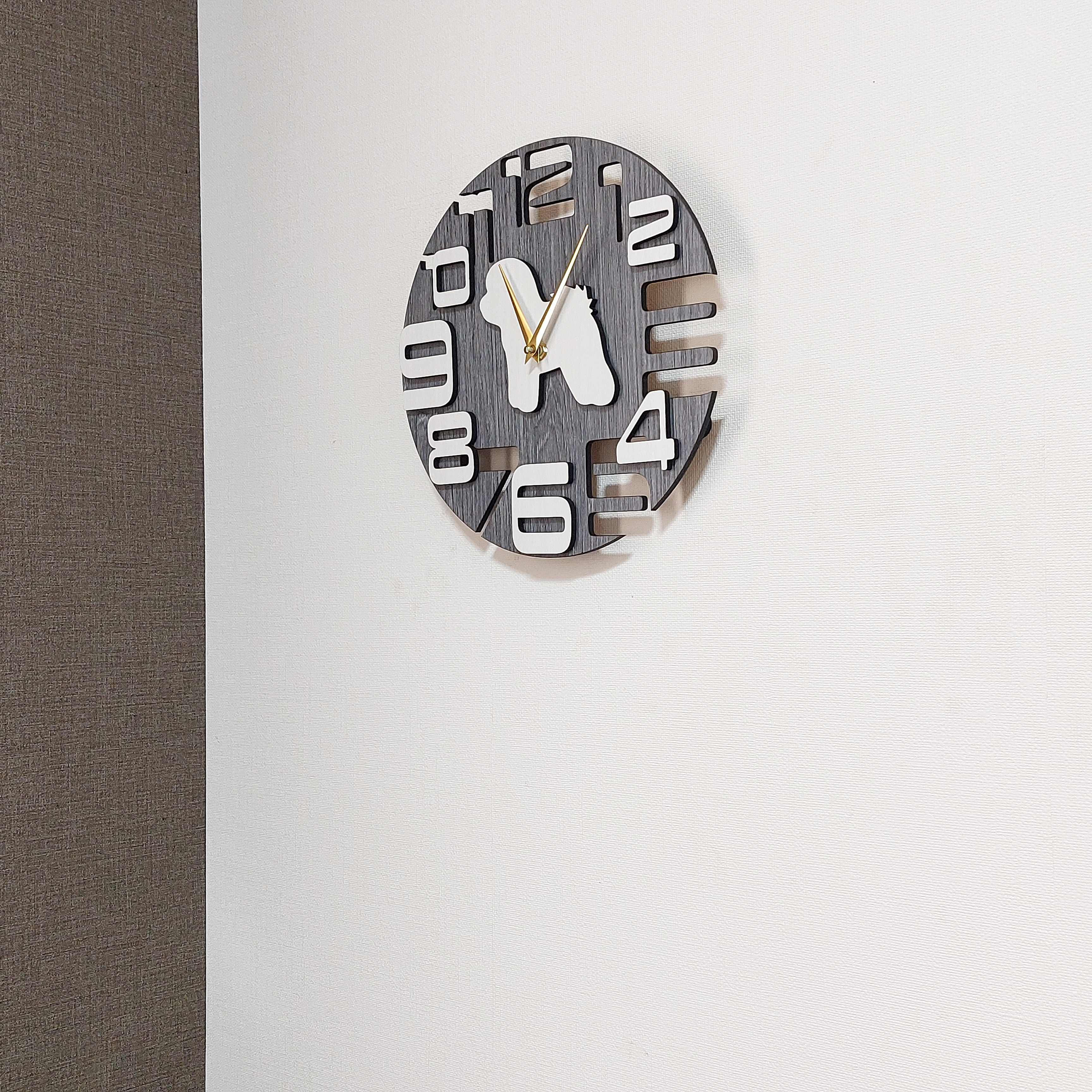 【期間限定値下げ3000円引き】【名入れ・文字入れ】　グレー木調3Dデザイン時計　ビションフリーゼ　白　 静音壁掛け時計