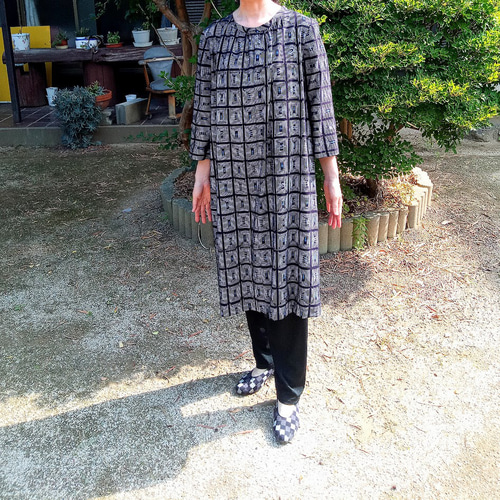 久留米絣のロングワンピース 七分袖 夏涼しく 冬は重ね着で スタイル