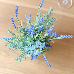 【母の日フラワー】本物みたい♪ラベンダー&ハーブに涼やか夏の青い花 お手入れ不要♪水ジェルに生けたアートフラワー 4枚目の画像
