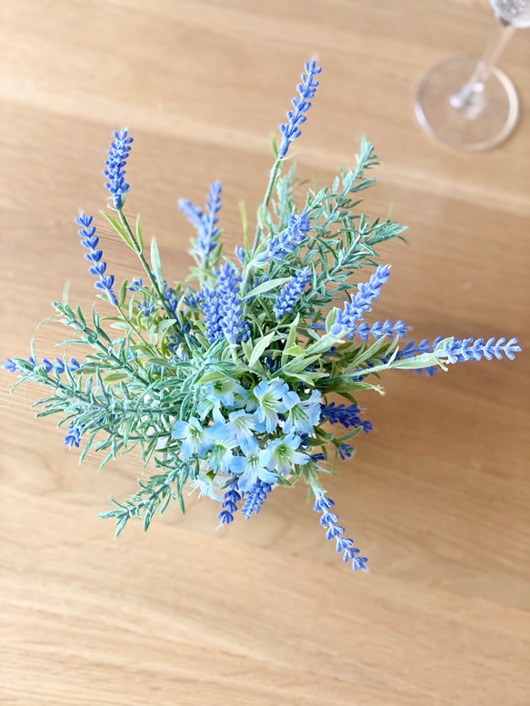 【母の日フラワー】本物みたい♪ラベンダー&ハーブに涼やか夏の青い花 お手入れ不要♪水ジェルに生けたアートフラワー 4枚目の画像