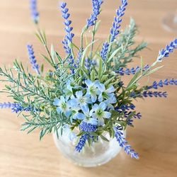 【母の日フラワー】本物みたい♪ラベンダー&ハーブに涼やか夏の青い花 お手入れ不要♪水ジェルに生けたアートフラワー 2枚目の画像