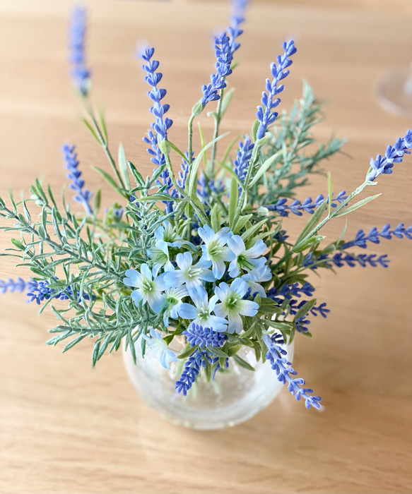 【母の日フラワー】本物みたい♪ラベンダー&ハーブに涼やか夏の青い花 お手入れ不要♪水ジェルに生けたアートフラワー 2枚目の画像