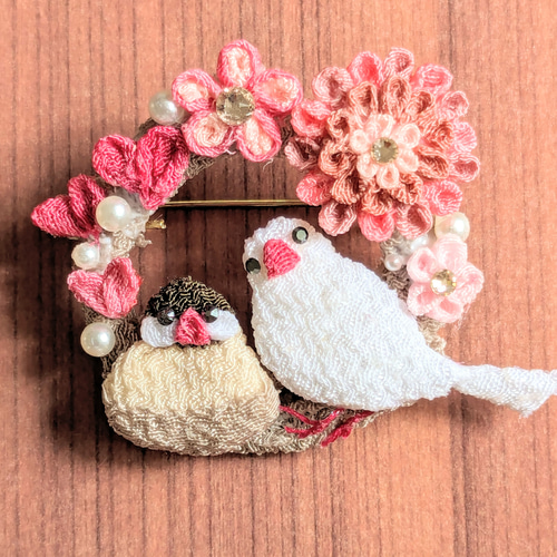 仲良し文鳥さんとハートのリングブローチ。つまみ細工。 ブローチ さ