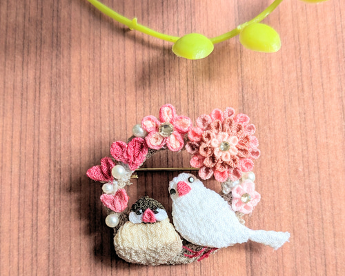 仲良し文鳥さんとハートのリングブローチ。つまみ細工。 ブローチ さ