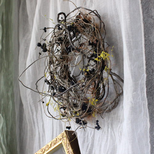 空想wreath「藍の鳥の貯蔵庫」№2 雲竜柳とアオツヅラフジの実のリース 