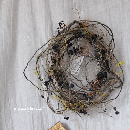 空想wreath「藍の鳥の貯蔵庫」№2 雲竜柳とアオツヅラフジの実のリース 