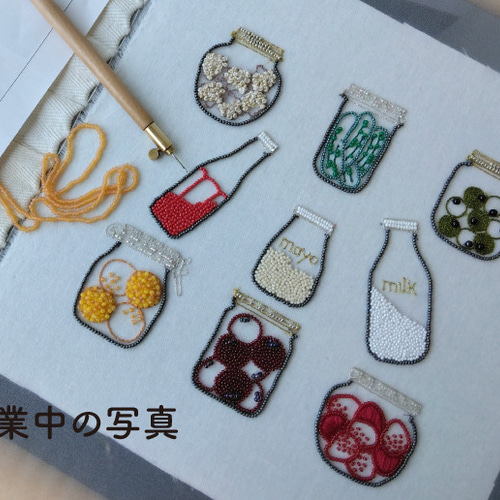 クチュール刺繍　ハンドエンブロイダリー フランス製　額縁入り　アンティーク Creema限定＞キッチン周りの瓶をモチーフにしたオートクチュール刺繍の