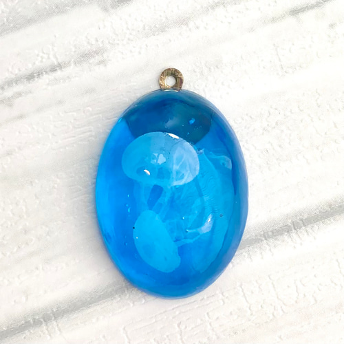 深海カラーのクラゲアクセサリー ペンダント・キーホルダーに 楕円形の