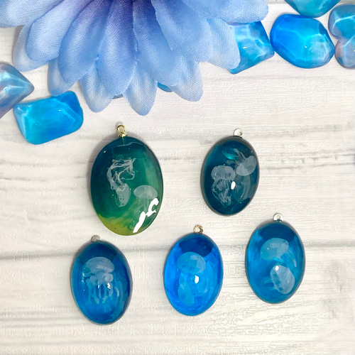 深海カラーのクラゲアクセサリー ペンダント・キーホルダーに 楕円形の
