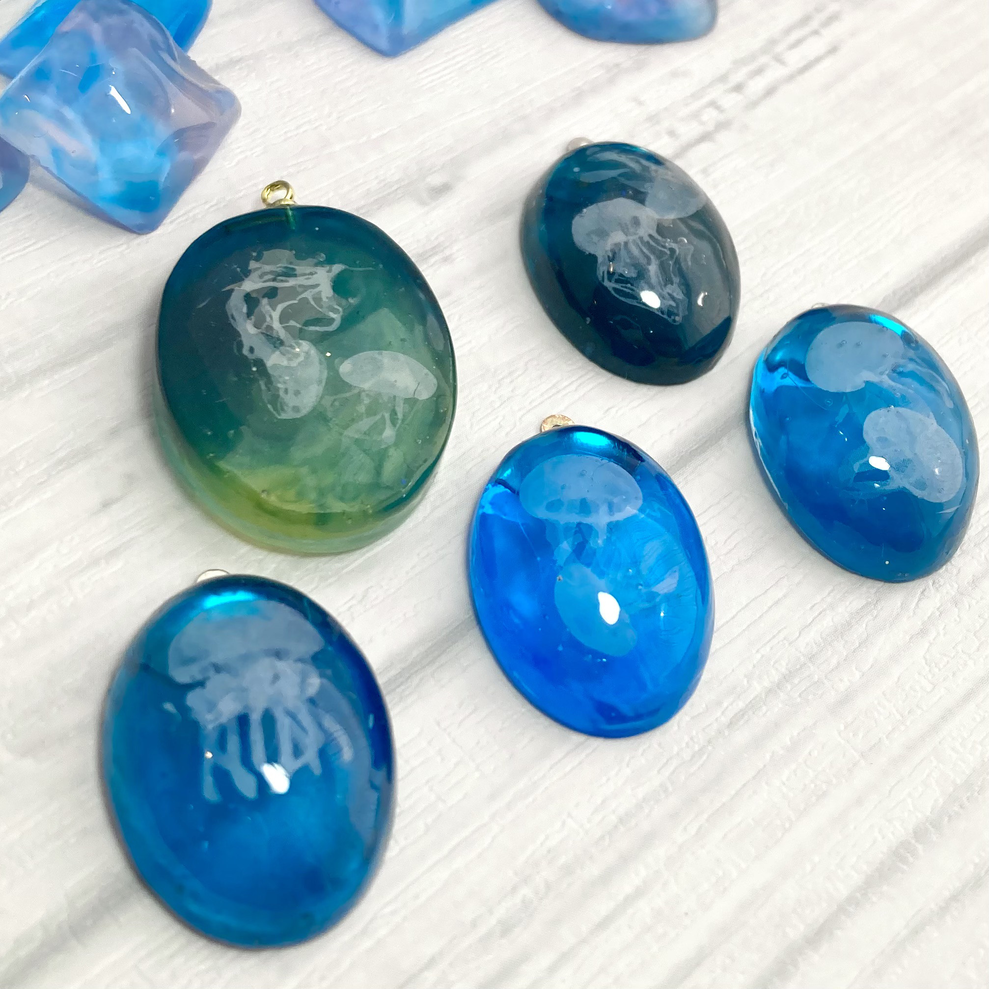 レジンシェイカーキーホルダー　海　クラゲ　グラデーション　ブルー