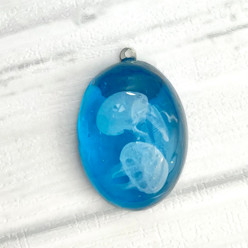 深海カラーのクラゲアクセサリー ペンダント・キーホルダーに 楕円形の