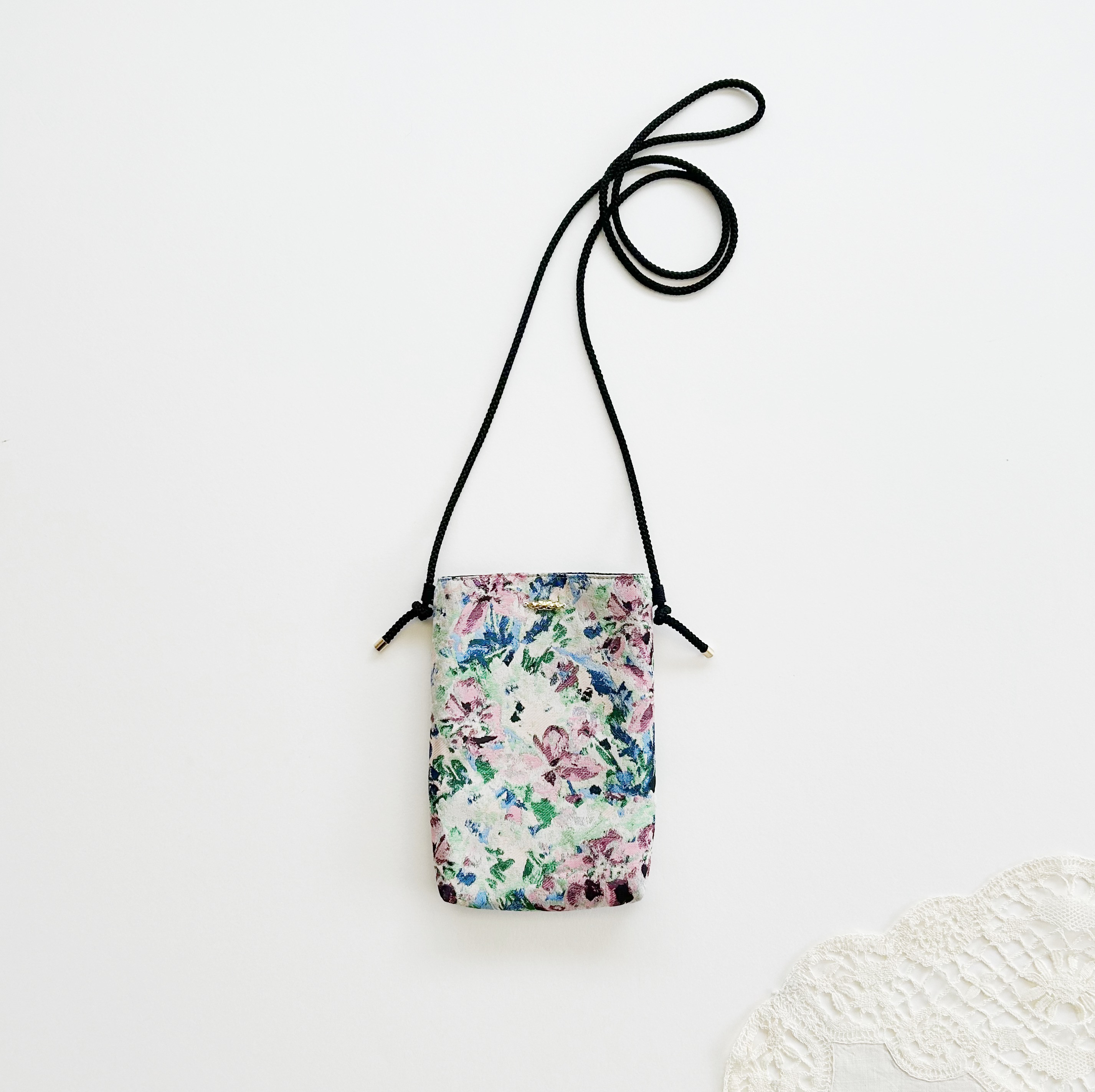 〈レディース〉スマホショルダー / イタリア製ジャガード生地 / マルチフラワー柄 / スマホポーチ スマホポシェット