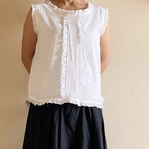フリルたっぷりピンタック入りホワイトのノースリーブブラウス