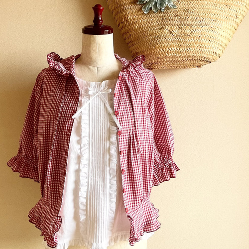 フリルたっぷりピンタック入りホワイトのノースリーブブラウス